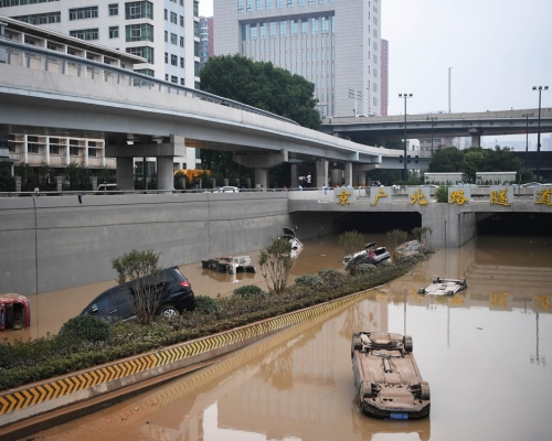 救援人員繼續在鄭州京廣路隧道抽水及搜救。新華社圖片