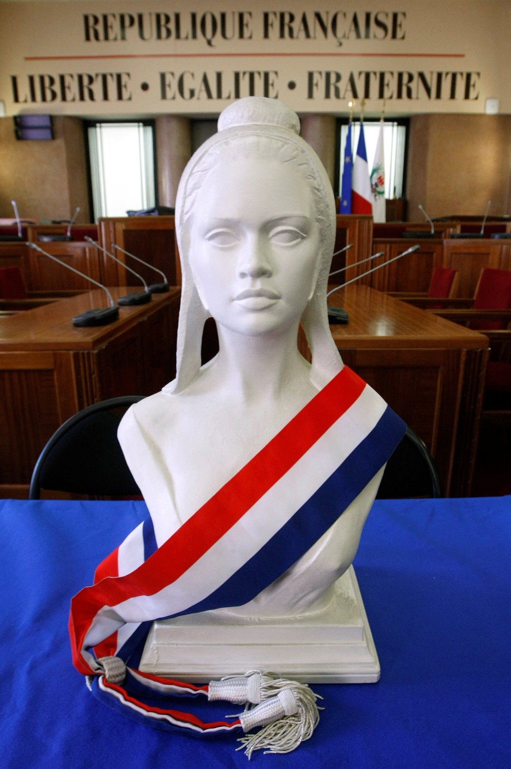 一尊代表碧姬芭鐸的「瑪麗安娜」半身像在法國尼斯市政廳會議室展出，後方標語寫著「法蘭西共和國，自由，平等」。  路透社