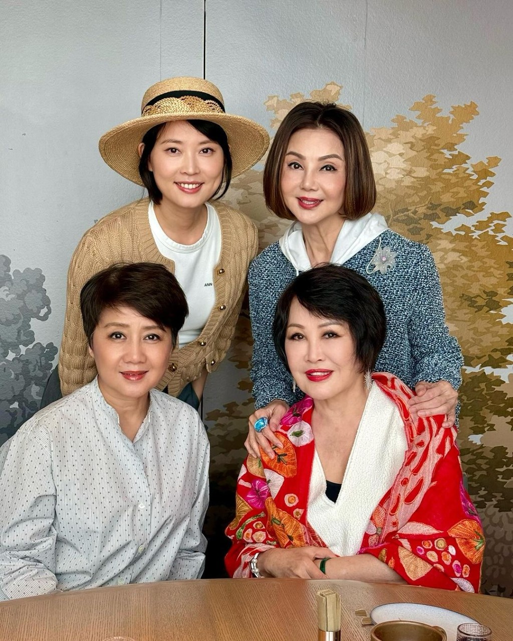 因三人同樣家底豐厚,故不少網民笑言今次是富婆聚會。 因三人同樣家底豐厚,故不少網民笑言今次是富婆聚會。