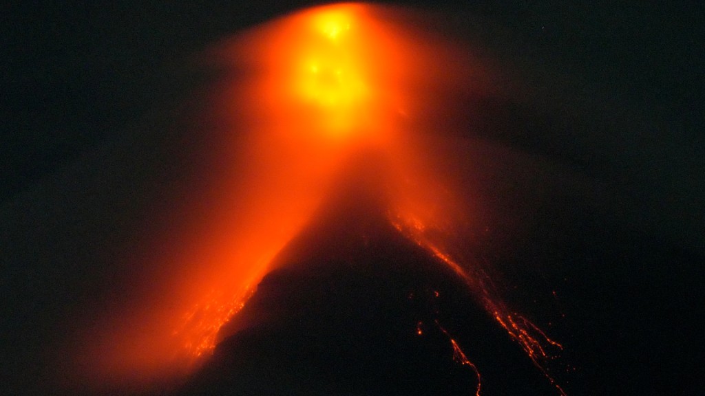 馬榮火山開始噴發熔岩。美聯社