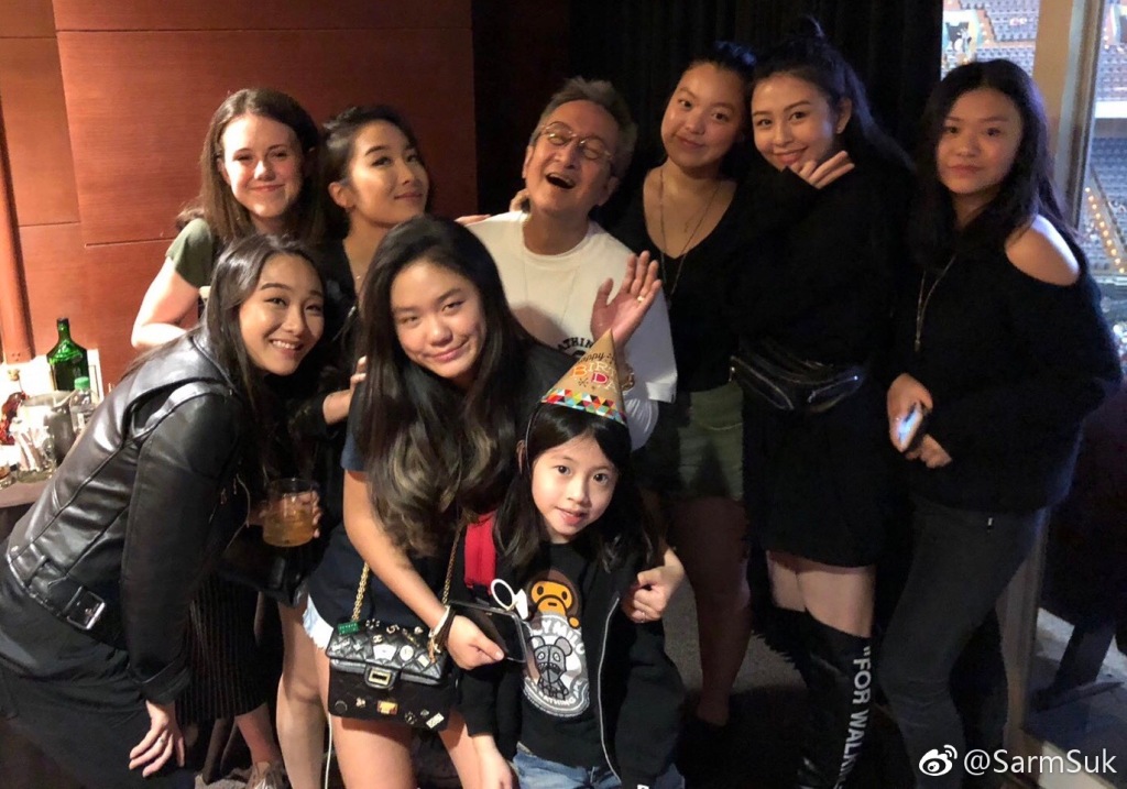 陳國熹被一班女孩包圍。