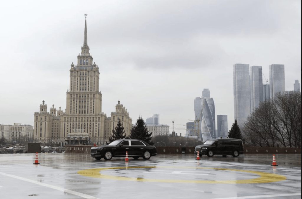国家主席习近平在莫斯科与俄罗斯总理米舒斯京会谈后，车队驶向俄罗斯政府大楼。美联社