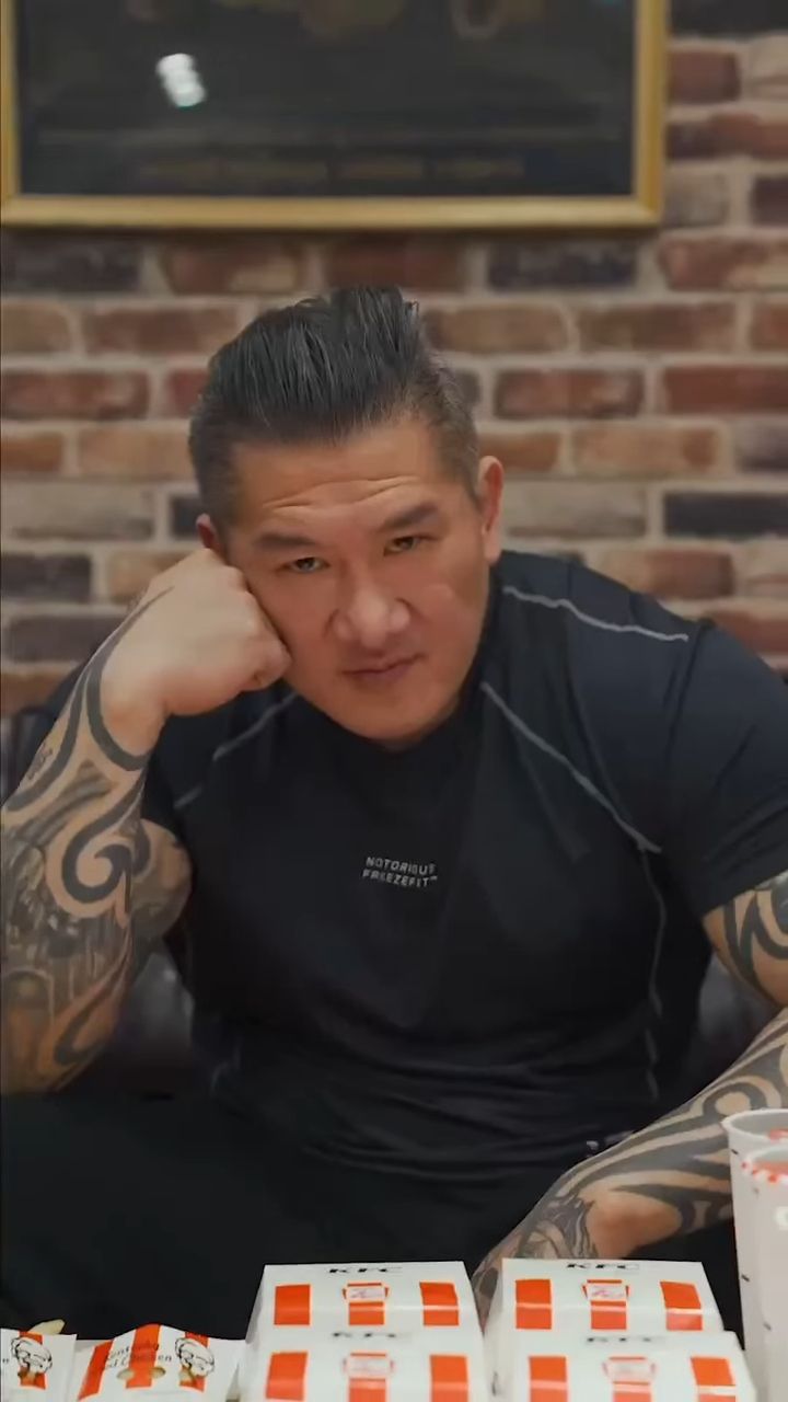 面对排山倒海的指控，“馆长”陈之汉开直播回应。