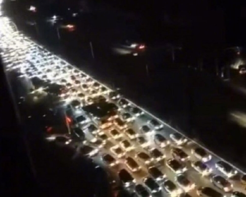 瀋陽郊區馬路無街燈靠車燈照明。