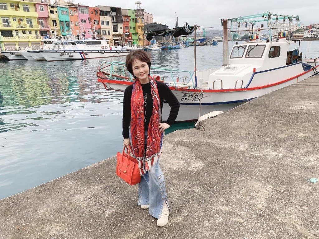 日前沈春華透露自己到上海三天竟接連發生兩次意外,不但衣物遭捲入輸送帶致頸部被拉扯,又因踩空導致雙膝跪地重摔。 日前沈春華透露自己到上海三天竟接連發生兩次意外,不但衣物遭捲入輸送帶致頸部被拉扯,又因踩空導致雙膝跪地重摔。
