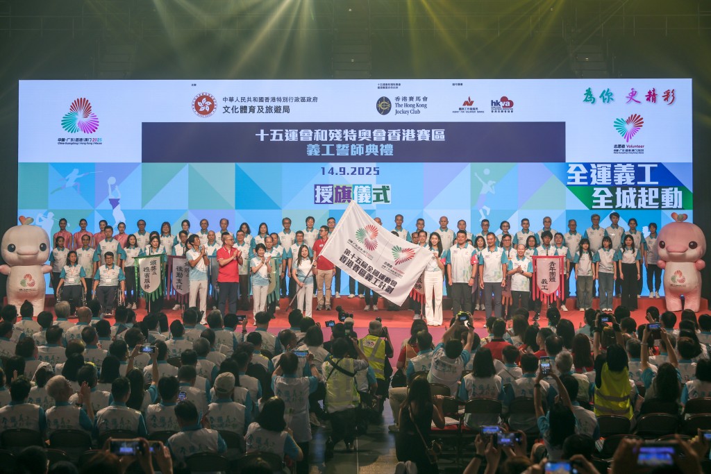 她表示,義工隊伍中,有1000位介乎15至17歲的青年義工,另外1.5萬名成年義工中,有學生、在職人員、家庭主婦及銀髮一族。 她表示,義工隊伍中,有1000位介乎15至17歲的青年義工,另外1.5萬名成年義工中,有學生、在職人員、家庭主婦及銀髮一族。
