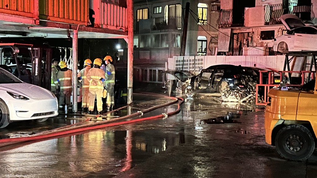 車房內一輛電動車首先起火。蔡楚輝攝