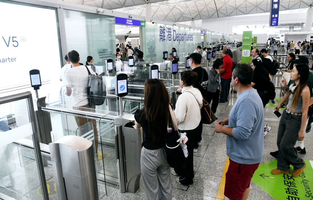轉機/過境旅客及訪港旅客均錄得雙位數升幅，是帶動旅客量增長的主要動力。資料圖片