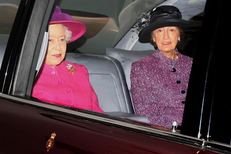 英国已故女皇伊丽莎白二世的女侍臣、现任王储威廉的教母贺希夫人（右)。AP资料图