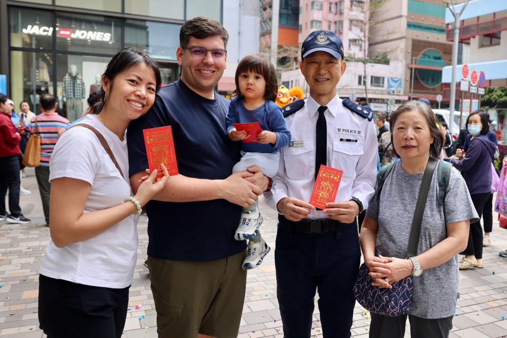 警方走访港岛多处，致力推广道路安全意识，并派发纪念品，与市民共庆新春。