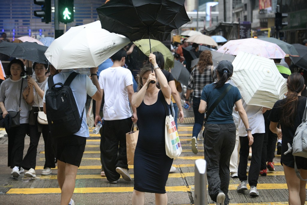 受熱帶氣旋影響，下周一至周三（24日至26日）天氣顯著惡化，有大驟雨及狂風雷暴，風勢較大。