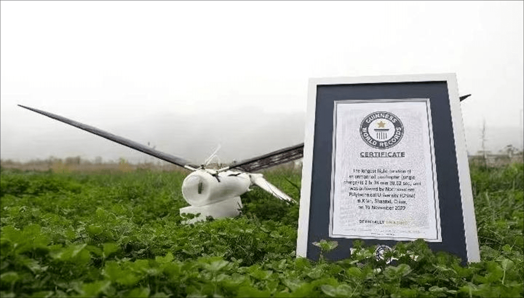 创造扑翼式无人机单次充电飞行时间世界纪录的「云鴞」仿生飞行器。西工大