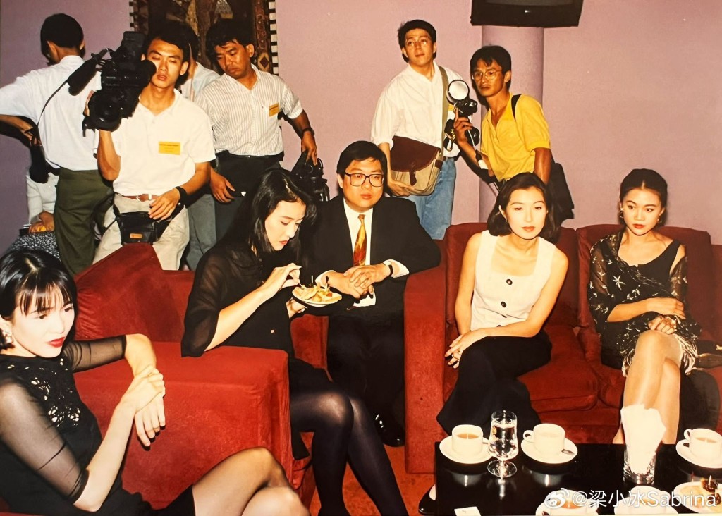 梁小冰日前分享1992年的旧照，当时她与郭蔼明、周海媚及郑裕玲到新加坡。