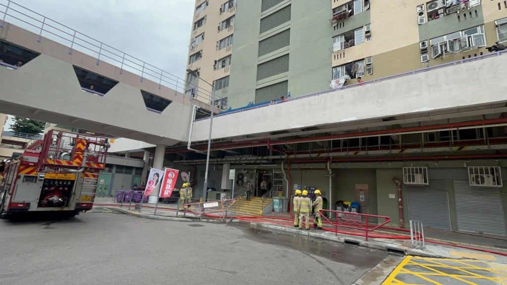 消防員拖喉救火。