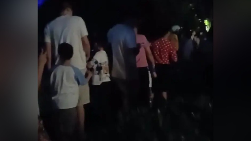重慶一名小孩於屋苑遊樂場玩耍，觸碰燈柱後離奇身亡。