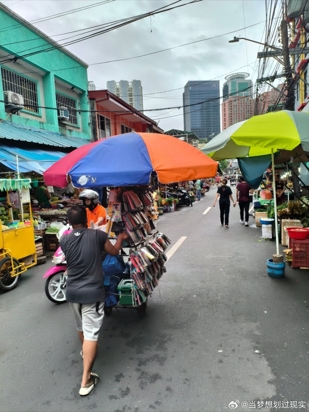 游客指马尼拉“中国城”头顶电线缠绕，经常堵车且充满油烟味。（微博）