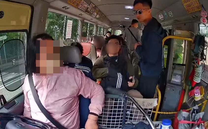 最後叫女司機打開車門。fb車cam L(香港群組) 最後叫女司機打開車門。fb車cam L(香港群組)