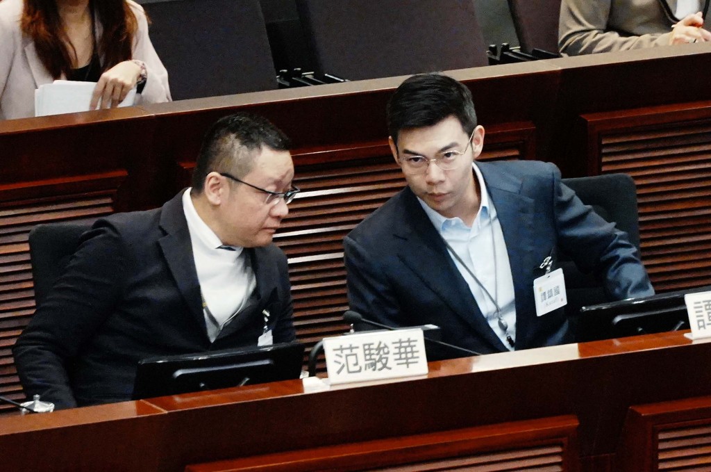 范駿華(左)與譚鎮國交流。 范駿華(左)與譚鎮國交流。