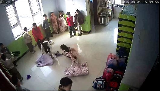 有家長表示在閉路電視影片，發現涉案幼兒園教師集體虐待孩童。抖音@遼寧盤錦幼兒園大規模nue童事件
