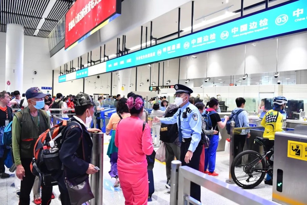 当局吁港深民众在五一长假错峰出行。 深圳边检