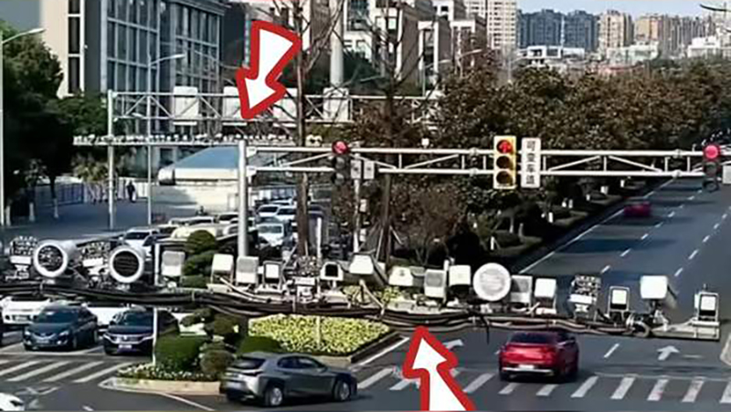 重庆一交通路口惊见78个CCTV。 网图 