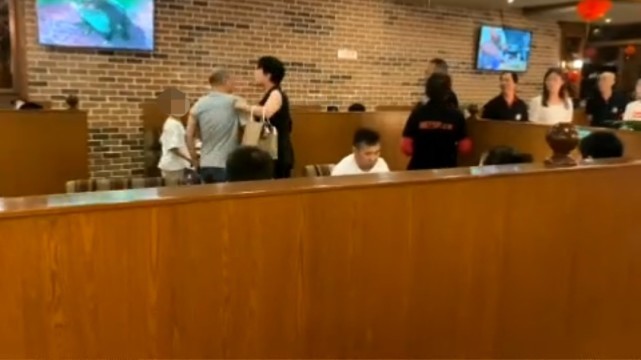 该名男子与侍应起争执。影片截图
