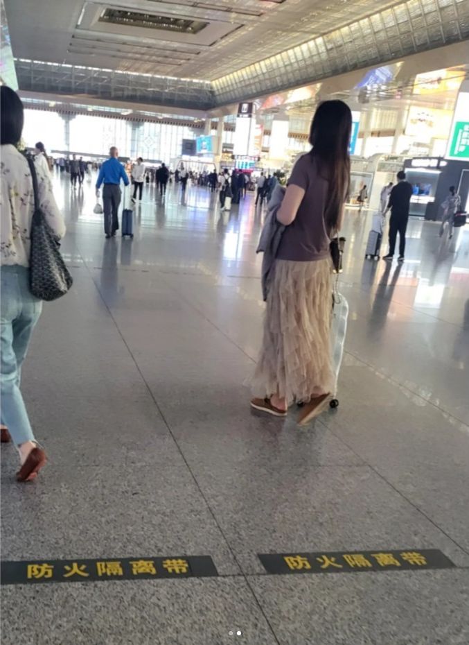 王祖贤今早被网民在南京南站发现身影。