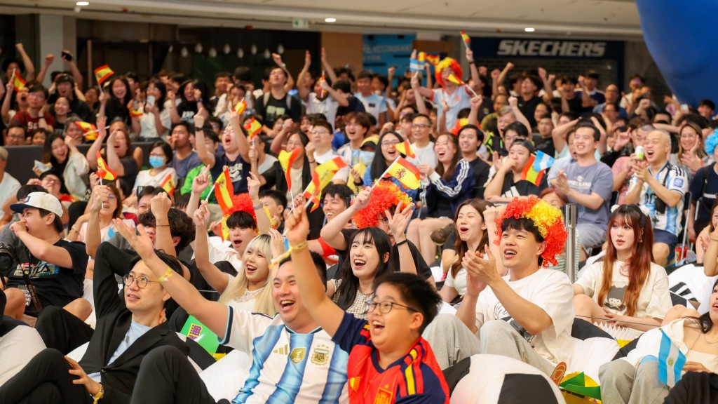 大批球迷為佔據最佳觀賞位置,早在前一晚深夜已提早進場「霸定位」。 大批球迷為佔據最佳觀賞位置,早在前一晚深夜已提早進場「霸定位」。