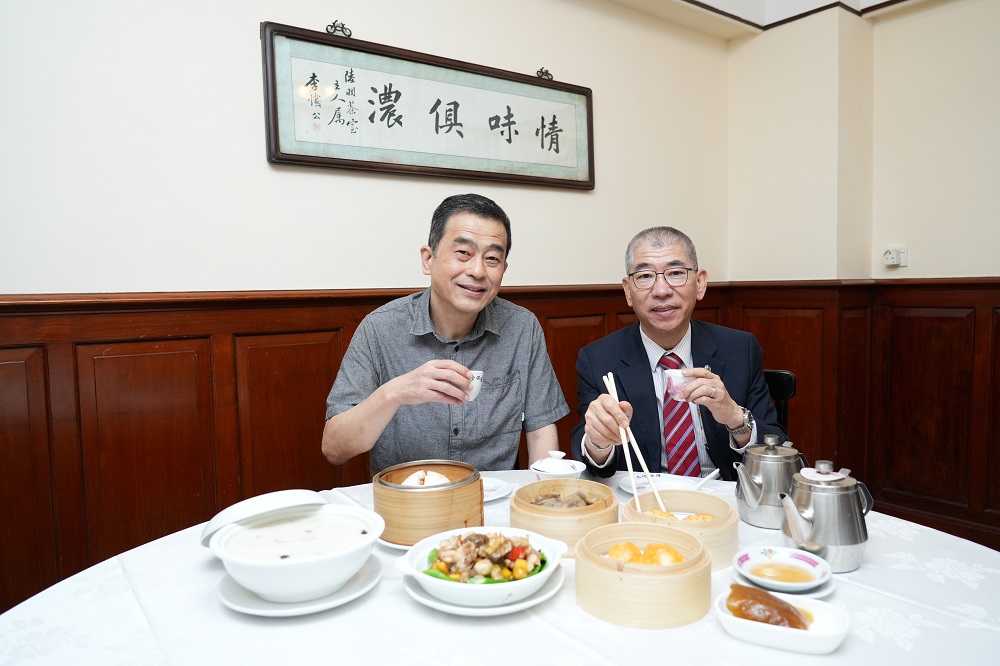 行政主管李敬賢(圖左)和業務經理吳全忠都是老臣子，異口同聲表示陸羽茶室是本地飲食傳奇。