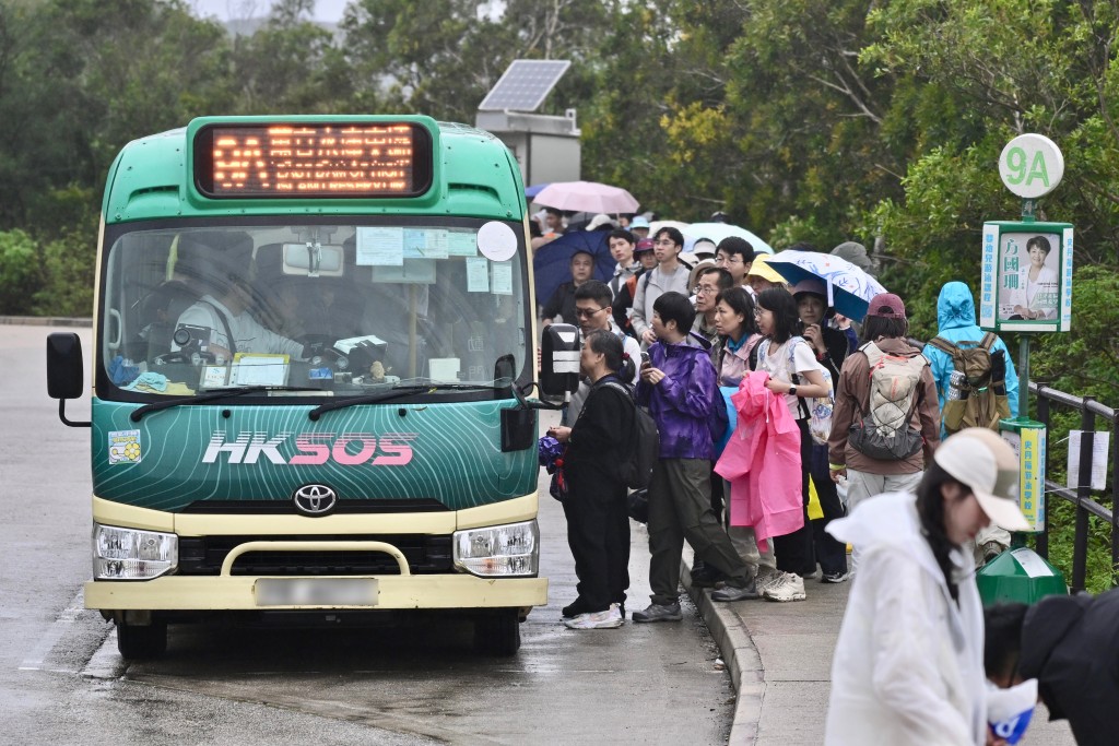 為照顧往來西貢萬宜水庫東壩的乘客需求，運輸署已與專線小巴營辦商協調，因應乘客量增加第9A號線小巴班次。資料圖片