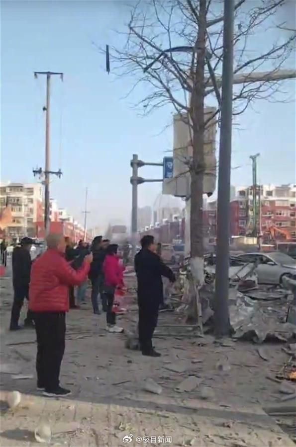 河北燕郊發生爆炸，現場途人在圍觀拍攝。