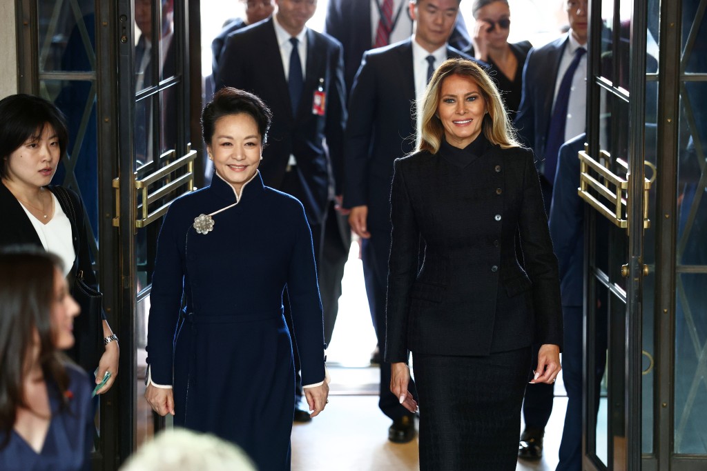 两位第一夫人集时尚与外交形象于一身，以参访博物馆的方式展现“柔性外交”。美联社