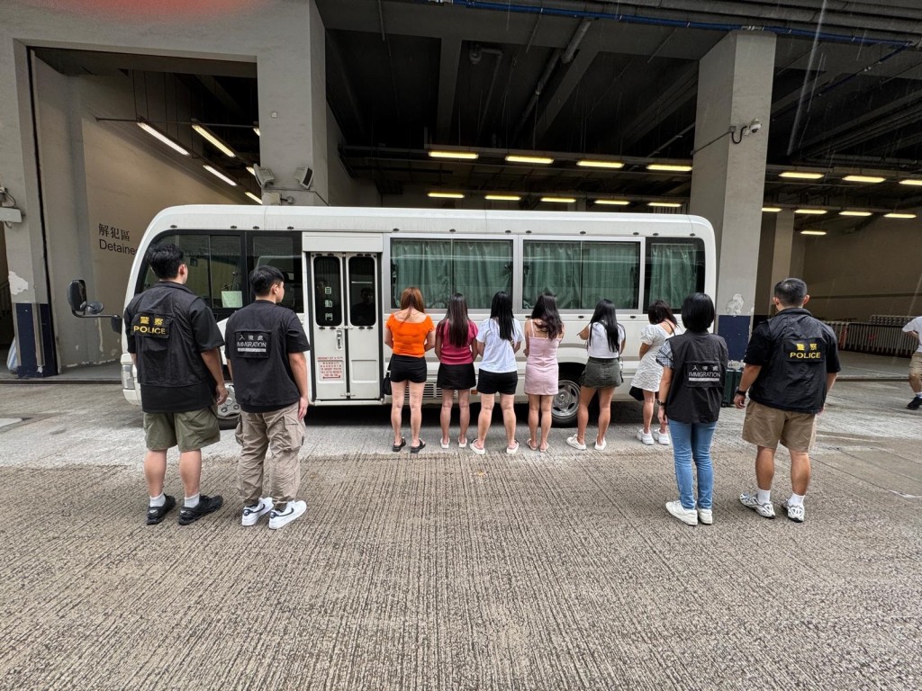 警聯同入境處油尖打擊黑工及掃黃,拘捕22人 。警方圖片 警聯同入境處油尖打擊黑工及掃黃,拘捕22人 。警方圖片