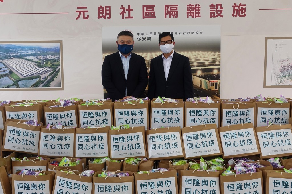 恒隆行政总裁卢韦柏（左）将「抗疫爱心包」转交邓炳强(右)。恒隆图片