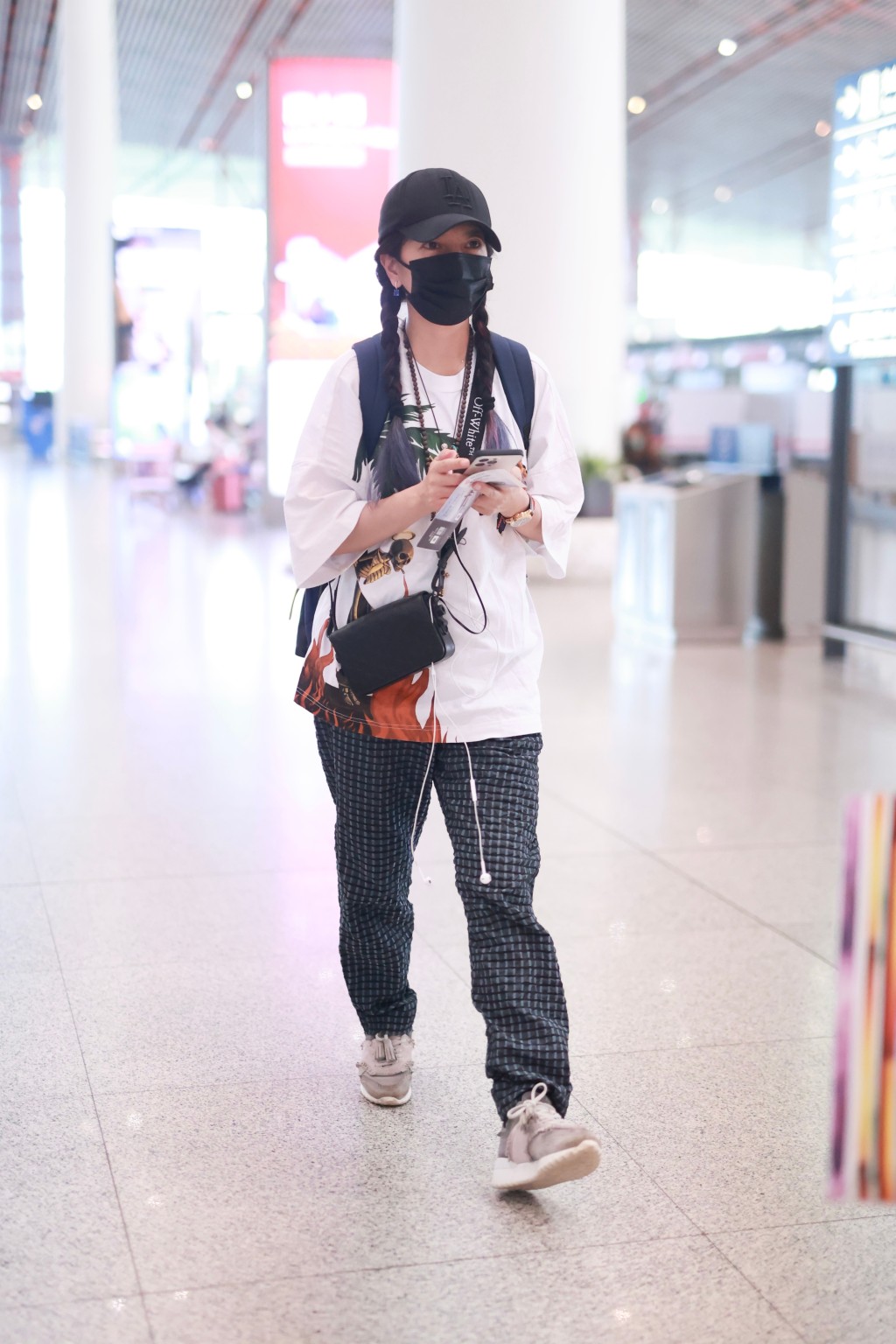 趙薇前年8月被拍到現身北京機場，頭紥兩條鬢辮的她狀態不錯。