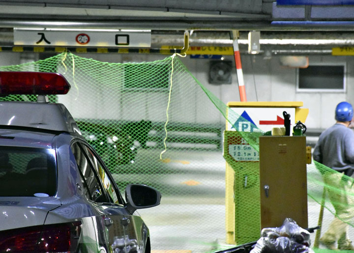 野熊被目擊闖入酒店的停車場。飯坂町