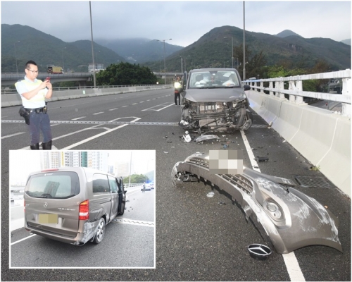 意外中,客貨車車頭損毀,泵把飛脫。