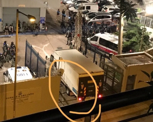 有網民拍影到貼有疑似GOGOVAN貼紙的貨車接載警員。網圖