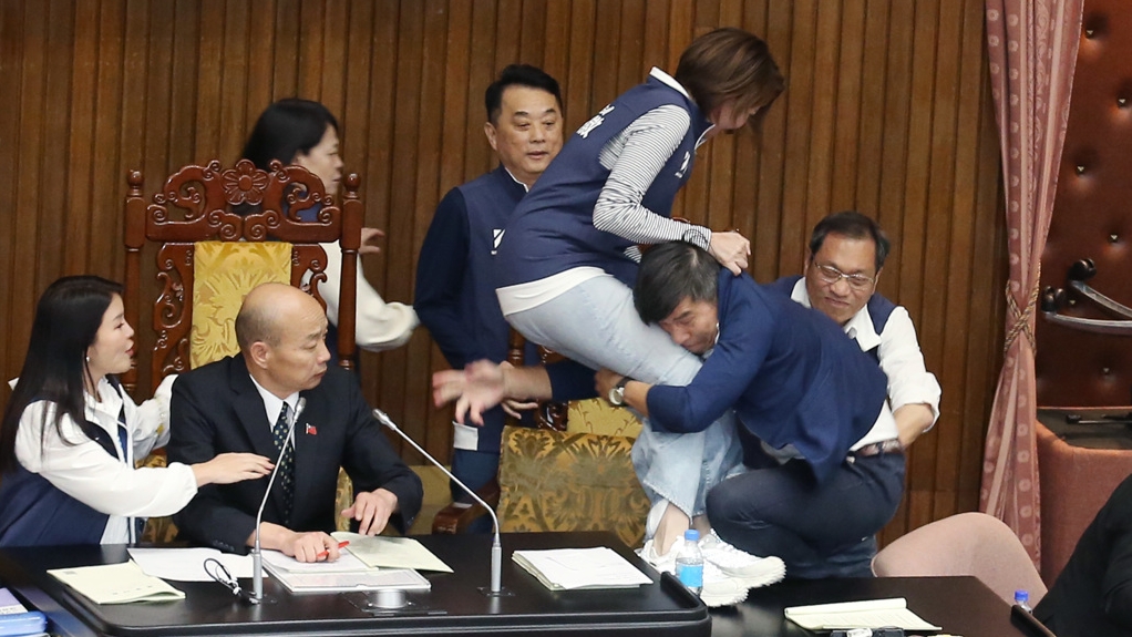 台立法院「武鬥」，男女議員抱一起摔跤。中時新聞網
