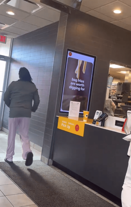 女子隨即離開。Buena Vista Police Department 女子隨即離開。Buena Vista Police Department