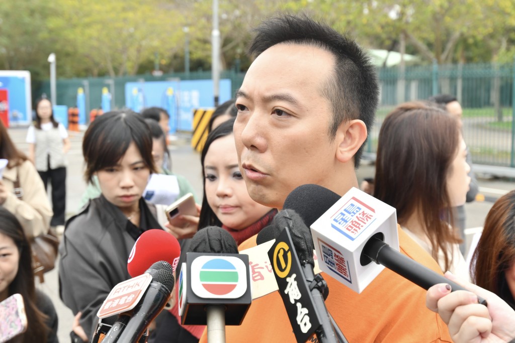 廣州車主倫先生表示會留港兩天,會去購物。 廣州車主倫先生表示會留港兩天,會去購物。