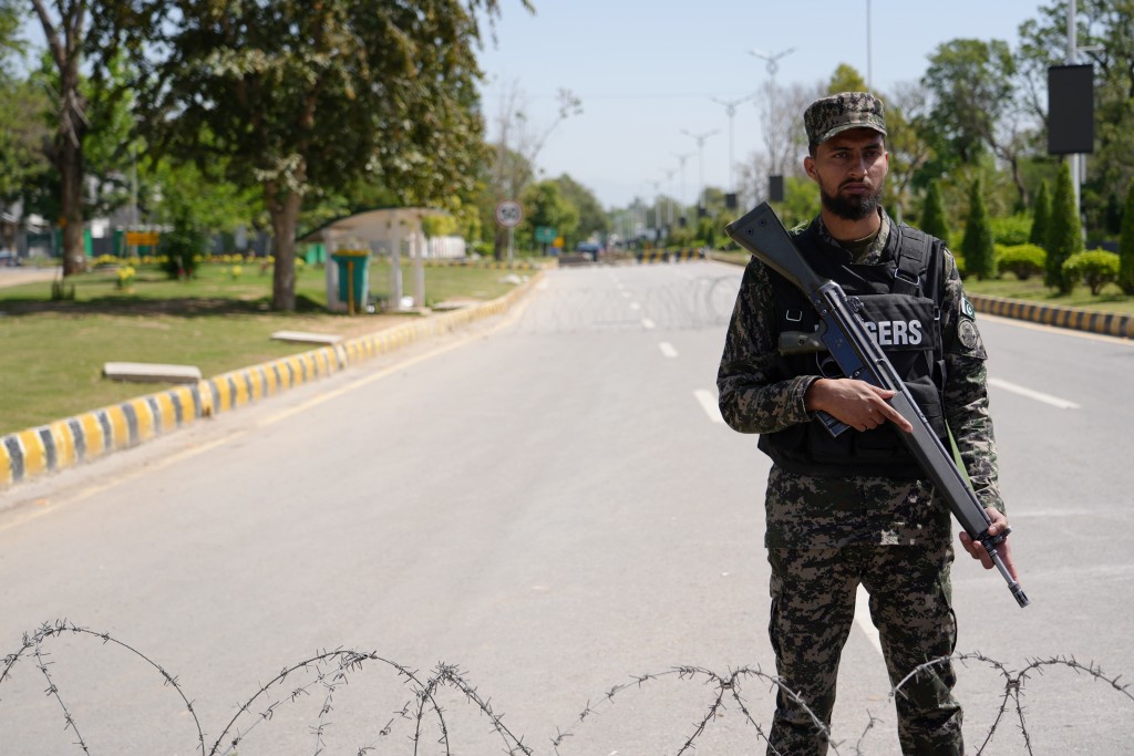 巴基斯坦采取严密保安措施。新华社