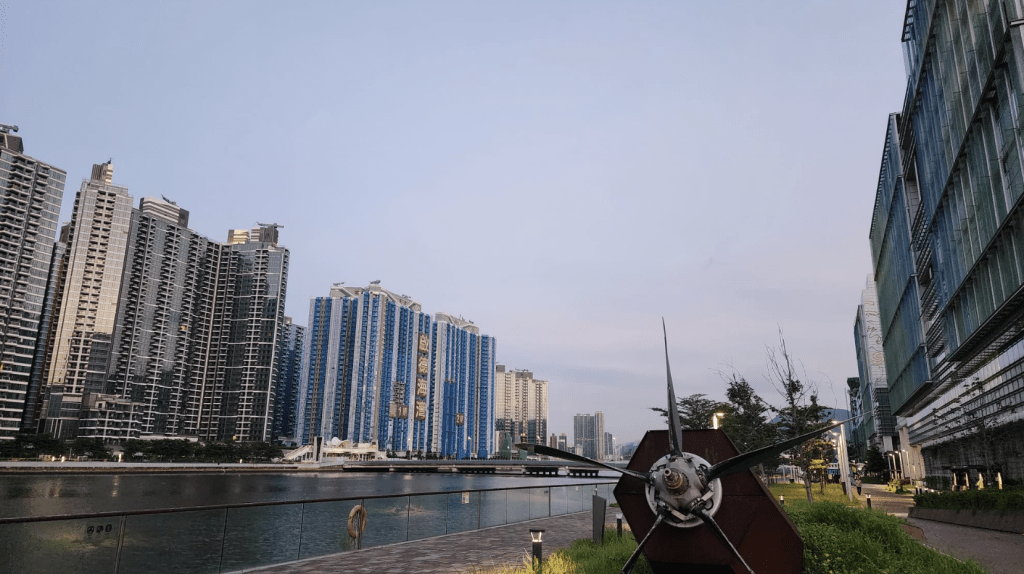 本港地区今日大致天晴，局部地区有骤雨。黎志伟摄