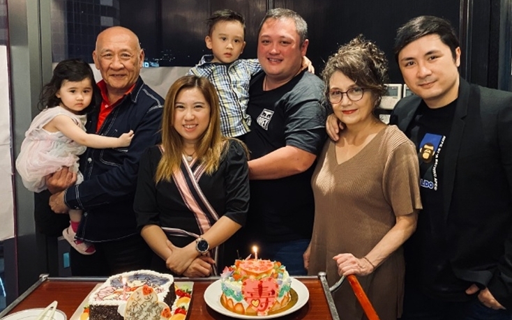 李氏一家同鼎爺及家族最細嘅孫女慶祝生日。抱住孫女嘅鼎爺笑得好溫柔。