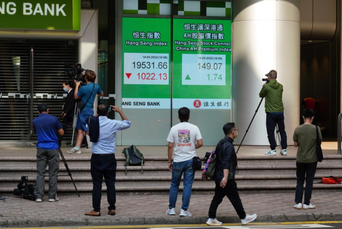 近年香港股市受到地缘政治、高息环境和疲弱的投资情绪打击。