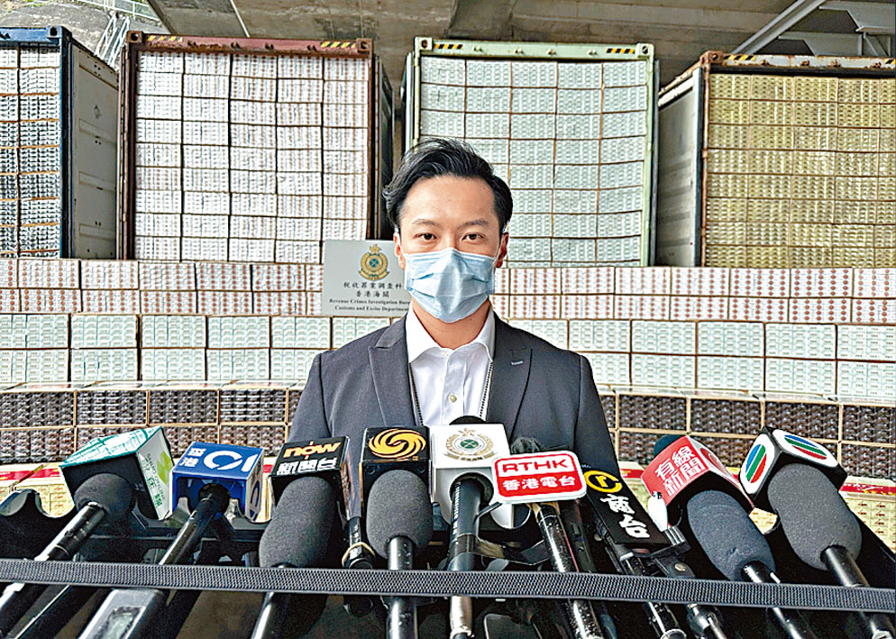 海關調查主任顏卓軒講述案情及展示搜獲私煙。