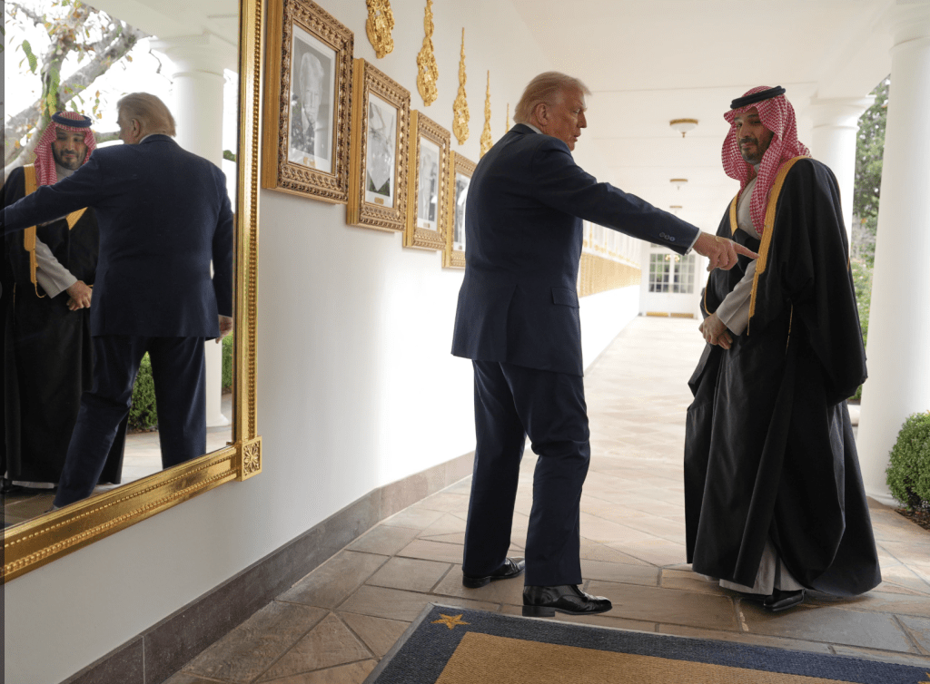 美國總統特朗普周二（18日）在白宮會見來訪的沙特阿拉伯王儲穆罕默德（Mohammed bin Salman）。美聯社