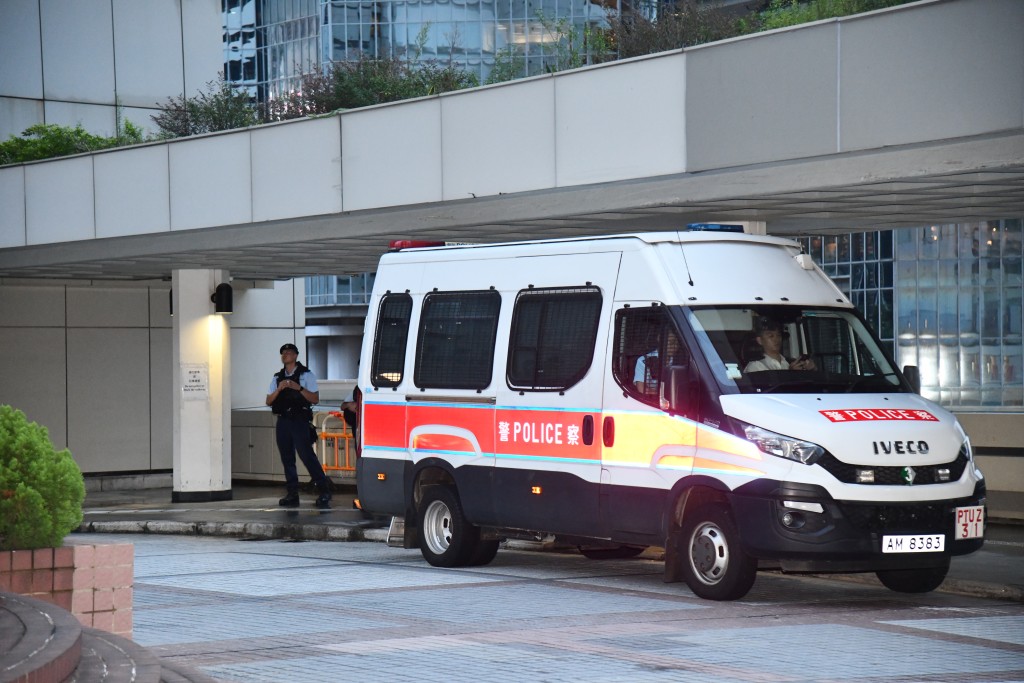 警方正调查男子犯案的动机。