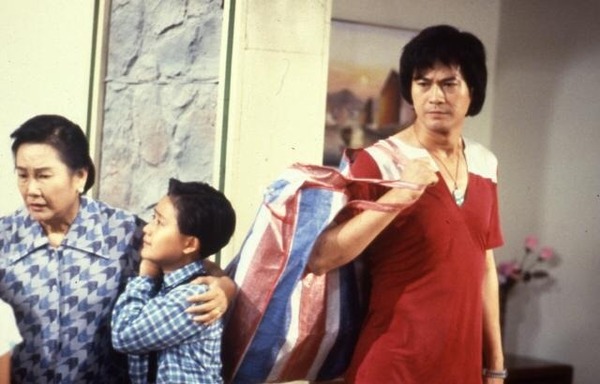 从影多年的黎宣在70年代加入电视圈，1990年转投无綫，在《大时代》饰演「丁蟹」郑少秋母亲。