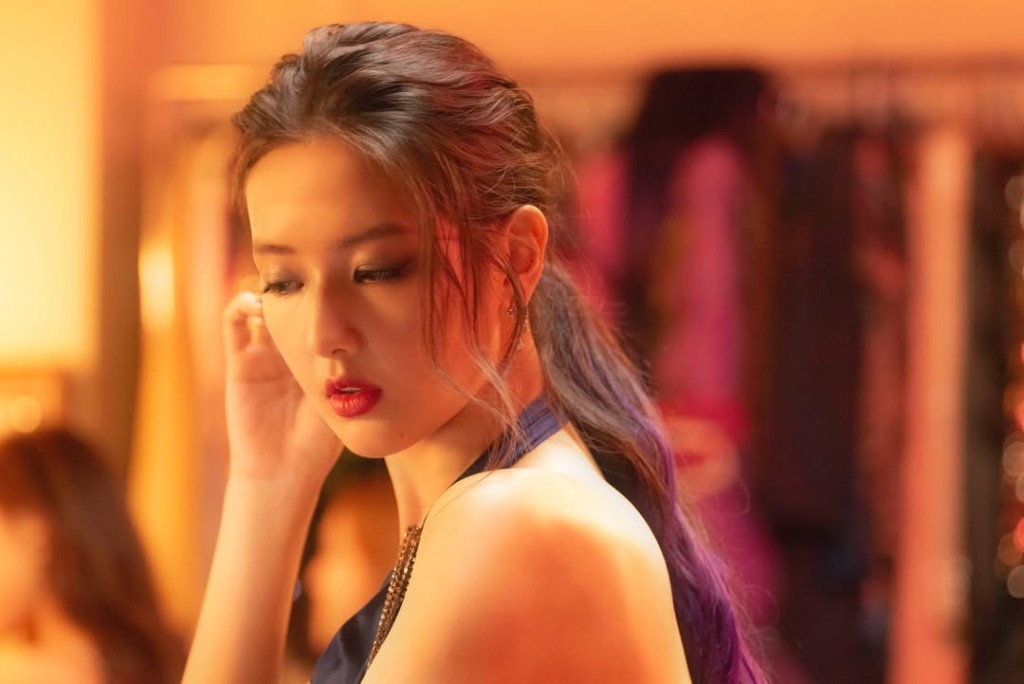 譚旻萱飾演的夜總會女公關「ChiLing」,是猜枚勝手。 譚旻萱飾演的夜總會女公關「ChiLing」,是猜枚勝手。